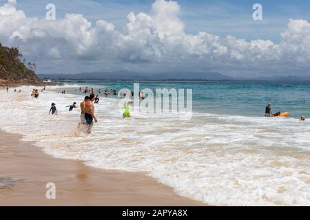 Byron Bay Australien Menschen, die ihre Sommerferien am Strand von wategos in Byron, New South Wales, Australien, genießen Stockfoto