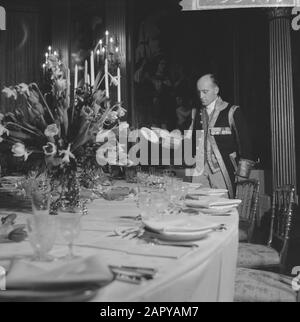 Königin Juliana und Prinz Bernhard geben ein Neujahrsessen im Palast Huis ten Bosch, Den Haag EIN Fußmann führt das letzte Arbeitsdatum aus: 15. Januar 1964 Ort: Den Haag, Zuid-Holland Schlüsselwörter: Lakaien, Tische Stockfoto