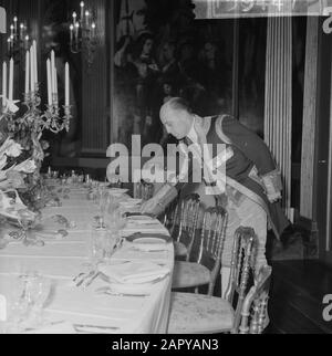 Königin Juliana und Prinz Bernhard geben ein Neujahrsessen im Palast Huis ten Bosch, Den Haag EIN Fußmann arrangiert die Schilder Datum: 15. Januar 1964 Ort: Den Haag, Zuid-Holland Schlüsselwörter: Schilder, Lakaien Stockfoto