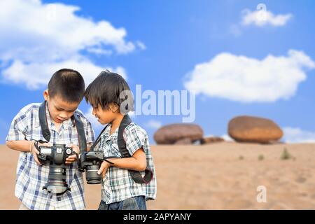 Asiatische Kinder mit Fotokamera Stockfoto