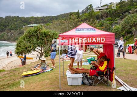 Australischer Rettungsschwimmer unter einem Pavillon am Wategos Strand in Byron Bay, New South Wales, Australien Stockfoto