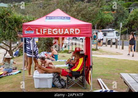 Australischer Rettungsschwimmer unter einem Pavillon am Wategos Strand in Byron Bay, New South Wales, Australien Stockfoto