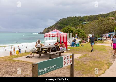 Australischer Rettungsschwimmer unter einem Pavillon am Wategos Strand in Byron Bay, New South Wales, Australien Stockfoto