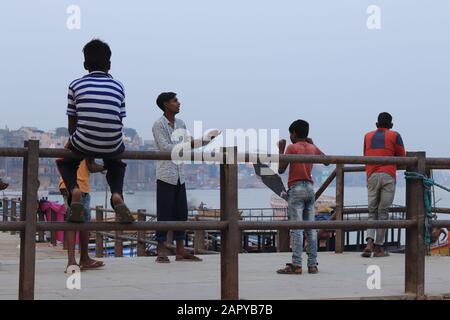 Kinder fliegen Kytes am Ganga River Stockfoto