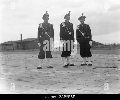 Abdankung Königin Wilhelmina/Einweihung der Vorbereitungen von Königin Juliana. Die 425 neuen Gala-Uniformen für drei Ehrengesellschaften der Garderegiments Grenadiers (mit der Royal Military Chapel), Hunters (Foto) und Füsiliers Princess Irene wurden von Zeichner F.J.H. entworfen. - Smits. Die notwendigen Mittel (300 000) wurden von Privatpersonen eingesammelt. Ein Beschaffungsausschuss mit großem Schub sorgte dafür, dass die neuen Kleider pünktlich fertig waren. September 1948 wurden die Uniformen im Lager Zeeburg in Amsterdam bewundert. Datum: 1. September 1948 Standort: Amsterdam, Noord-Holland Stockfoto