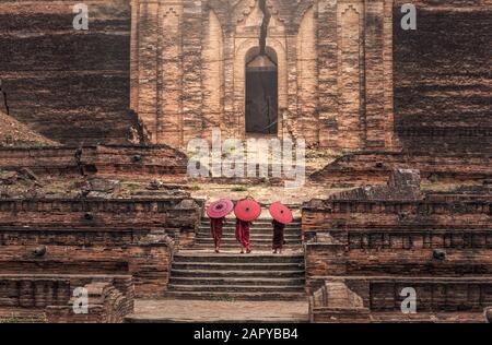 Buddhistische Anfänger sind zu Fuß in Tempel, Myanmar Stockfoto