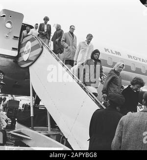 Holländische Wanderer von vier Tagen in Israel zurück Datum: 24. März 1964 Ort: Noord-Holland, Schiphol Schlüsselwörter: Wanderer Stockfoto