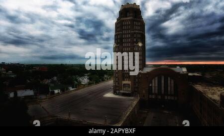 Schöne Aufnahme eines Bahnhofs in Buffalo, New York unter Sturmwolken Stockfoto