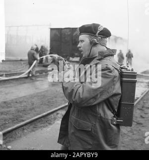 Vorbereitung auf die Notfallwache Amsterdam, die Löscharbeiten auf dem Hof in Watergraafsmeer Datum: 7. April 1964 Standort: Amsterdam, Noord-Holland Schlüsselwörter: Übungen Stockfoto