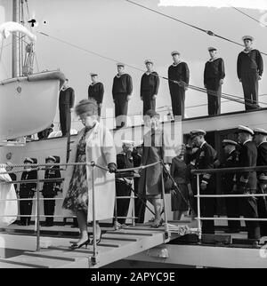 König Olav in Rotterdam, Königin Juliana, Prinzessin Beatrix und Prins Bernhard verlassen den Norge Right King Olav Datum: 11. September 1964 Ort: Rotterdam, South Holland Schlüsselwörter: Queens persönlicher Name: Beatrix, Prinzessin, Bernhard, Prinz, Juliana (Königin Niederlande), Olav, König von Norwegen Stockfoto