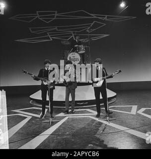 Fernsehauftritt der Beatles in Treslong bei Hillegom [vlnr. Paul McCartney, George Harrison, John Lennon, hinter dem Schlagzeug-Set Jimmy Nicol (Ersatz von Ringo Starr] Datum: 5. Juni 1964 Ort: Hillegom Keywords: Gruppenporträts, Popgruppen, Name der Fernsehanstalt: Beatles, The Stockfoto