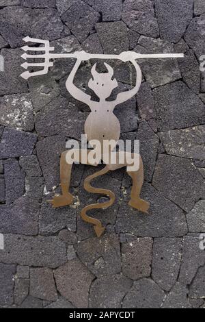 Timanfaya, SPANIEN - 1. April 2019: Parque Nacional de Timanfaya - symbolische Skulptur des Teufels, entworfen von Cesar Manrique, Emblem von Timanfaya, Lanza Stockfoto