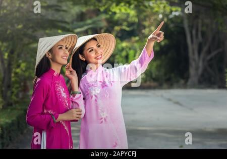 Portrait von Vietnamesisches Mädchen traditionelle Kleidung, Ao Dai ist berühmte traditionelle Kostüm für Frau in Vietnam Stockfoto