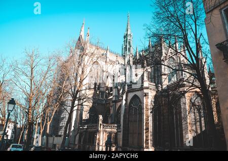 Niedriger Winkel Ansicht einer Kirche umgeben von Bäumen unter Das Sonnenlicht in Bordeaux in Frankreich Stockfoto