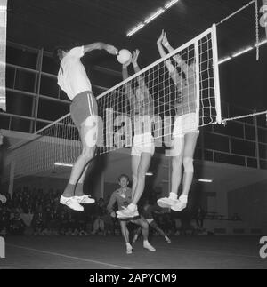 Volleyball in Tilburg, Herren Niederlande gegen Japan, Spielmoment Datum: 23. Juni 1964 Ort: Noord-Babant, Tilburg Stichwörter: VOLLEBAL Stockfoto