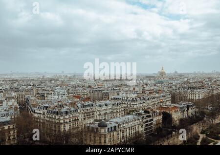 Luftbild von Paris bedeckt mit Grün und Gebäuden unter Ein wolkig Himmel in Frankreich Stockfoto