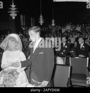 Ehe Anneke Gronloh mit Wim Jaap van de Laan, dem Neuvermählten Datum: 31. August 1964 Stichwörter: Neuvermählte, Ehen Personenname: Grönloh, Anneke, Laan, Wim Jaap van de Stockfoto