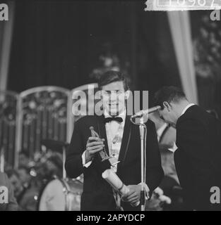 Grand Gala du Disque in Concertgebouw. Auszeichnungen Edisons. Rob de Nijs Datum: 4. Oktober 1964 Ort: Amsterdam Schlagwörter: Auszeichnungen, Sänger persönlicher Name: Nijs, Rob de Stockfoto