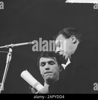 Grand Gala du Disque in Concertgebouw. Auszeichnungen Edisons. Adamo und Willem Duys Datum: 4. Oktober 1964 Ort: Amsterdam, Noord-Holland Schlüsselwörter: Künstler, Auszeichnungen, Sänger persönlicher Name: Adamo, Salvatore, Duys, Willem Stockfoto