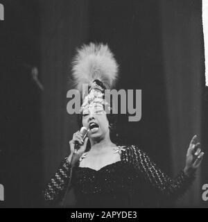 Grand Gala du Disque in Concertgebouw. Auszeichnungen Edisons. Josephine Baker Datum: 4. Oktober 1964 Ort: Amsterdam Schlagwörter: Künstler, Auszeichnungen, Sänger persönlicher Name: Baker, Josephine Stockfoto