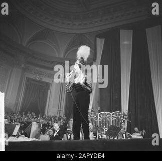 Grand Gala du Disque in Concertgebouw. Auszeichnungen Edisons. Josephine Baker Datum: 4. Oktober 1964 Ort: Amsterdam Schlagwörter: Künstler, Auszeichnungen, Sänger persönlicher Name: Baker, Josephine Stockfoto