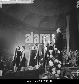 Grand Gala du Disque in Concertgebouw. Auszeichnungen Edisons. The Swingle Singers Datum: 4. Oktober 1964 Ort: Amsterdam Schlagwörter: Bands, Auszeichnungen, Sänger Stockfoto