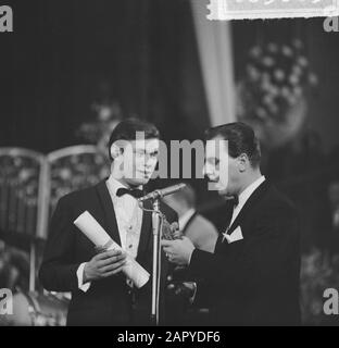 Grand Gala du Disque in Concertgebouw. Auszeichnungen Edisons. Rob de Nijs en Willem Duys Datum: 4. Oktober 1964 Ort: Amsterdam, Noord-Holland Schlüsselwörter: Künstler, Auszeichnungen, Sänger persönlicher Name: Duys, Willem, Nijs, Rob de Stockfoto