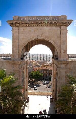 Vertikale Aufnahme der Bastion von saint remy cagliari italien mit Ein klarer, sonniger blauer Himmel Stockfoto