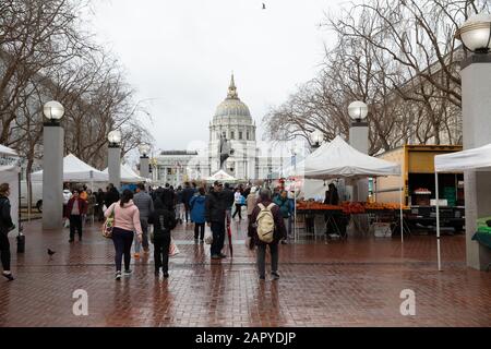 Die Menschen besuchen an einem Sonntag den chinesischen Markt in San Francisco in der Nähe von Cityhall, trotz starker Regenfälle im Dezember Stockfoto