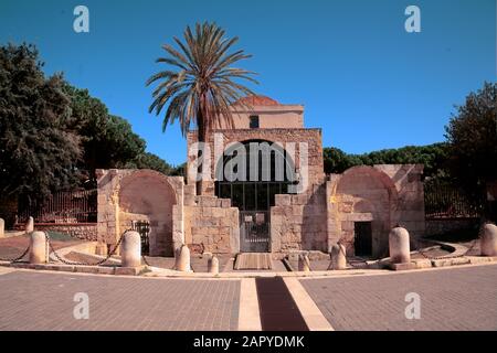 Landschaftsaufnahme der Basilika von san saturnino cagliari italien mit Ein klarer blauer Himmel Stockfoto