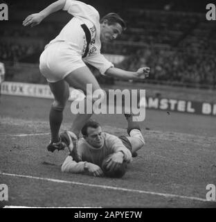 DWS gegen PSV 1-1, Geurtsen (DWS) im Duell mit Torhüter Bals Datum: 7. Februar 1965 Schlagwörter: Duelle, Torhüter, Sport, Name der Fußballeinrichtung: PSV Stockfoto
