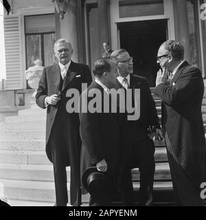 Minister vereidigt im Palast Soestdijk v.l. im Gespräch die Minister Smallenbroek, Cals, Diepenhorst und Vrolijk Datay: 14. april 1965 Ort: Soestdijk, Utrechter Schlüsselwörter: Fegen, Kabinette, Minister Personenname: CALs, Jo, Smallenbroek, Jan Stockfoto