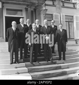 Minister vereidigt im Palast Soestdijk v.l.n.r. Die Herren Minister Samkalden, Smallenbroek, Diepenhorst, Cals, den Uyl, Vondeling, Vrolijk en Suurhoff Datum: 14. April 1965 Ort: Soestdijk, Utrechter Schlüsselwörter: Vereidigung, persönlicher Name der Minister: CALs, Jo, Smallenbroek, Jan Udeling, Anne Udeling, Anne Udeling Stockfoto