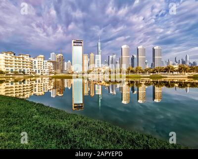 Dubai, VEREINIGTE ARABISCHE EMIRATE - 16. Dezember 2019: Allgemeiner Blick auf Dubais Skyline und JLT-Gebiet von den Jumeirah-Inseln. Stockfoto