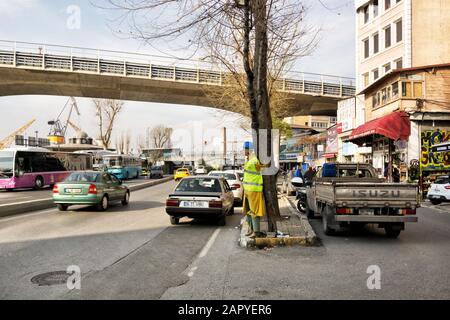 Istanbul, Türkei - 14. Januar 2020: Eine Schaufensterpuppe mit hoher Vis- und Hutjacke in einer belebten Straße von Istanbul. Stockfoto