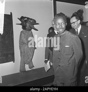 Staatsbesuch Präsident Nyerere von Tansania, Präsident Nyerere besuchte Tropenmuseum, während der Tour Datum: 21. April 1965 Schlüsselwörter: Touren, Staatsbesuche persönlicher Name: Nyerere, Julius Institutionenname: Tropenmuseum Stockfoto