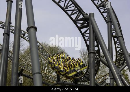 Alton, GROSSBRITANNIEN - 07. April 2019: Alton Towers Resort, Großbritannien. Die Smiler Achterbahn im Alton Towers Theme Park in Staffordshire. Stockfoto