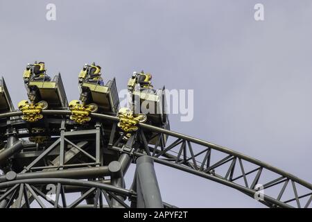 Alton, GROSSBRITANNIEN - 07. April 2019: Alton Towers Resort, Großbritannien. Die Smiler Achterbahn im Alton Towers Theme Park in Staffordshire. Stockfoto