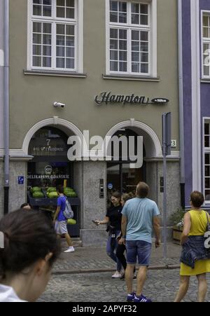 Gdansk, POLEN - 5. August 2019: Hampton by Hilton in Gdansk, früher bekannt als Hampton Inn, ist eine Marke von Hotels, die von Hilton Hampton Inn und als Marke geschützt sind Stockfoto