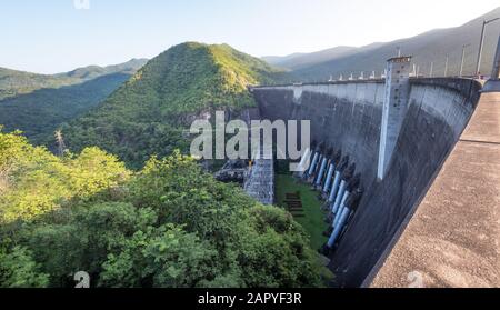 Das Kraftwerk am Bhumibol-Staudamm in Thailand. Der Staudamm liegt am Ping River und hat eine Kapazität von 13.462.000.000 Kubikmetern Stockfoto