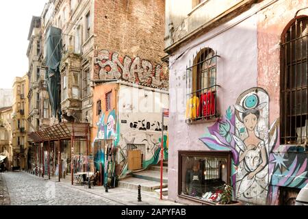 Istanbul, Türkei - 14. Januar 2020: Eine alte Straße in Cihangir, Beyoglu, Istanbul. Stockfoto