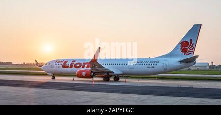Bangkok, THAILAND - 30. AUGUST: Thai Lion Air in Bangkok, Thailand am 30. August 2015. Thailändische Billigfluggesellschaft, die mit thailändischen Partnern als Associa operiert Stockfoto