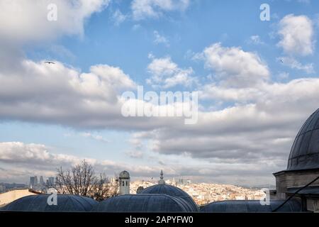 Blick über die Kuppeln der Süleymaniye-Moschee über die Stadt Istanbul Stockfoto