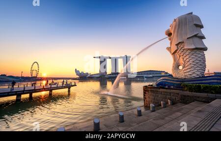 Singapur-APR 21: The Merlion and the Marina Bay Sands Resort Hotel, in Rechnung gestellt als das teuerste eigenständige Casino-Hotel der Welt mit 8 Milliarden US-Dollar Stockfoto