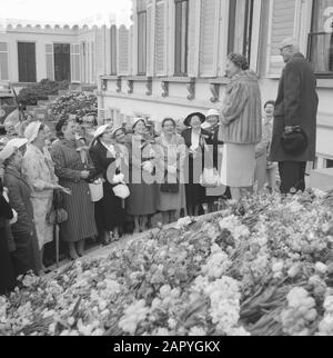 Königin Juliana ist 50 Jahre alt. Ihre Majestät wird von Damen geehrt, die am selben Tag geboren wurden Datum: 30. April 1959 Ort: Soest (Deutschland), Utrechter (Provinz) Schlüsselwörter: Geburtstage persönlicher Name: Juliana (Königin Niederlande) Stockfoto
