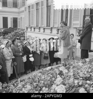 Königin Juliana ist 50 Jahre alt. Ihre Majestät wird von Damen geehrt, die am selben Tag geboren wurden Datum: 30. April 1959 Ort: Soestdijk, Utrechter (Provinz) Schlüsselwörter: Geburtstage persönlicher Name: Juliana (Königin Niederlande) Stockfoto
