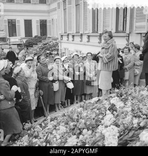Königin Juliana ist 50 Jahre alt. Ihre Majestät wird von Damen geehrt, die am selben Tag geboren wurden Datum: 30. April 1959 Ort: Soestdijk, Utrechter (Provinz) Schlüsselwörter: Geburtstage persönlicher Name: Juliana (Königin Niederlande) Stockfoto