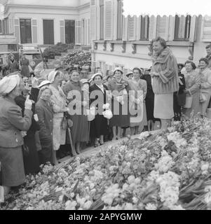 Königin Juliana ist 50 Jahre alt. Ihre Majestät wird von Damen geehrt, die am selben Tag geboren wurden Datum: 30. April 1959 Ort: Soestdijk, Utrechter (Provinz) Schlüsselwörter: Geburtstage persönlicher Name: Juliana (Königin Niederlande) Stockfoto