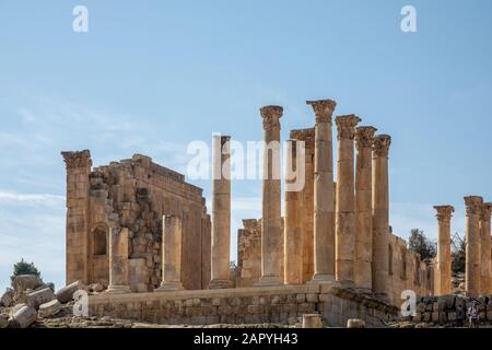 Weitwinkelaufnahme eines alten Gebäudes mit Türmen in Jerash, Jordanien Stockfoto