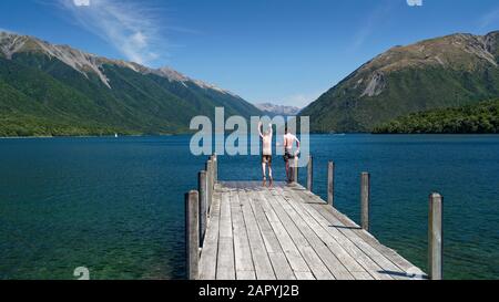 In den Sommerferien springen Jungen vom Steg am Lake Rotoiti, Nelson Lakes National Park, Neuseeland. Stockfoto